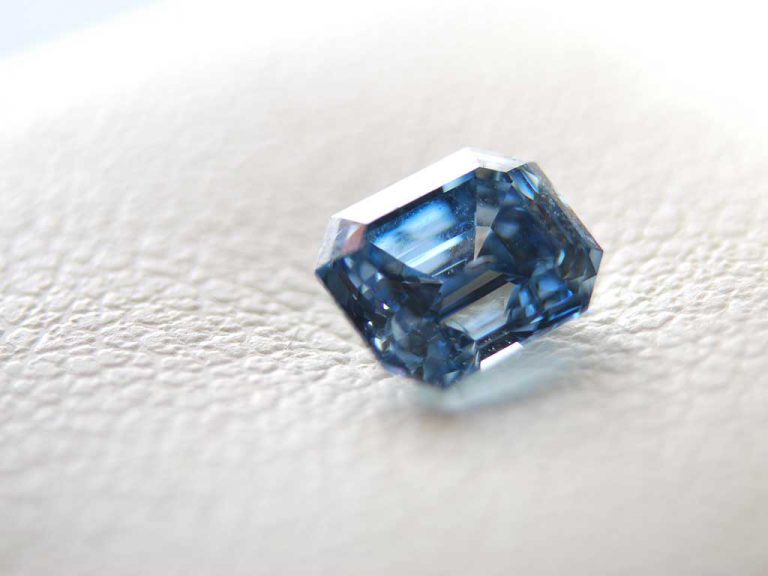 close up 1 carat cremation diamond / ash diamond Algordanza